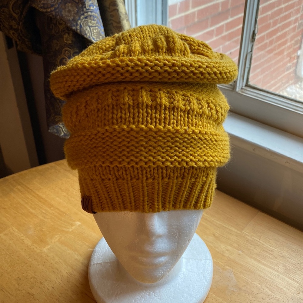 Mustard color Beanie style with pompon hat in great condition